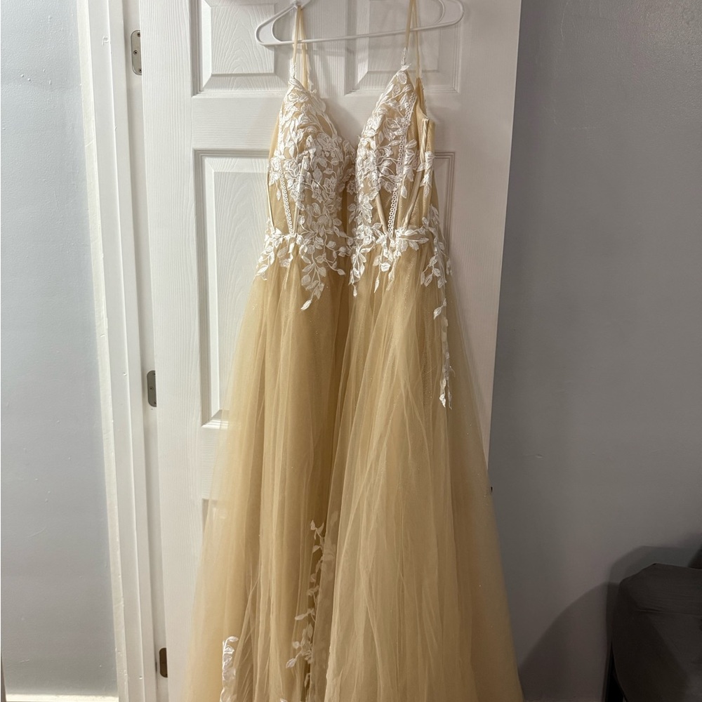 Elegant Cream Tulle Wedding Dress with Floral Lace Bodice